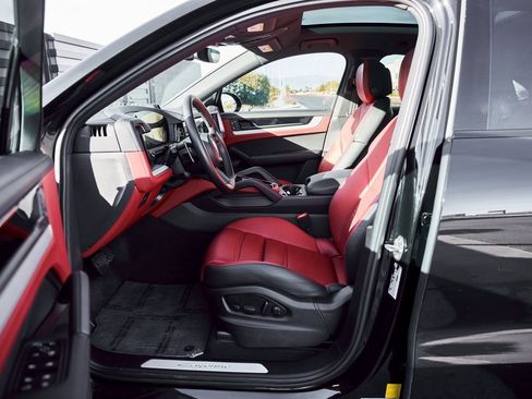 Used 2024 Porsche Cayenne Coupe image 28