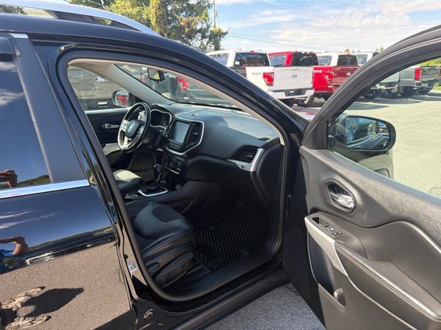 Used 2018 Jeep Cherokee Latitude Plus w/ Cold Weather Group AWD/4WD image 31