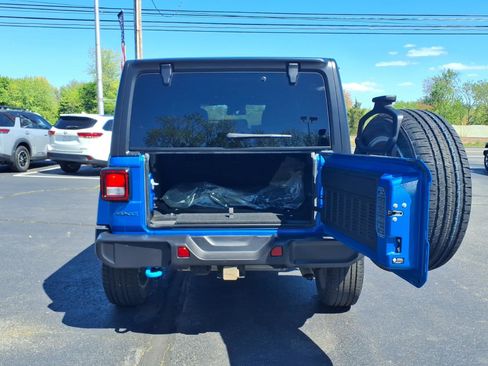 Used 2024 Jeep Wrangler Unlimited w/ Convenience Group AWD/4WD image 7