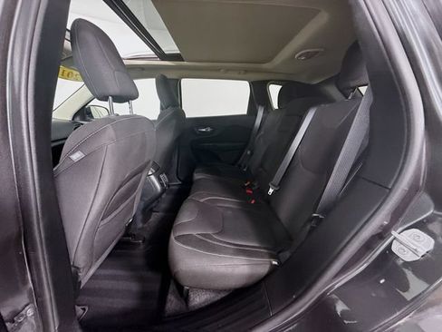 Used 2016 Jeep Cherokee Latitude w/ Comfort/Convenience Group FWD image 23