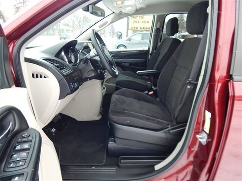 Used 2018 Dodge Grand Caravan SE w/ UConnect Hands-Free Group image 22