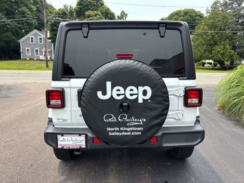 Used 2019 Jeep Wrangler Unlimited Sahara w/ Cold Weather Group AWD/4WD image 4