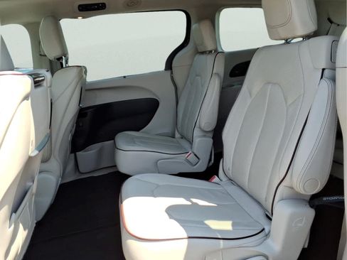 Used 2017 Chrysler Pacifica Limited w/ UConnect Theater Package FWD image 28