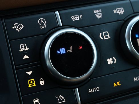 Used 2023 Land Rover Defender 110 X-Dynamic SE image 4