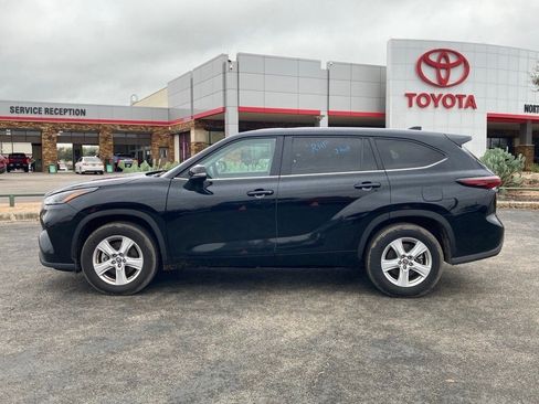 Used 2025 Toyota Highlander LE image 8