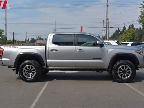 Used 2018 Toyota Tacoma TRD Off-Road AWD/4WD image 6