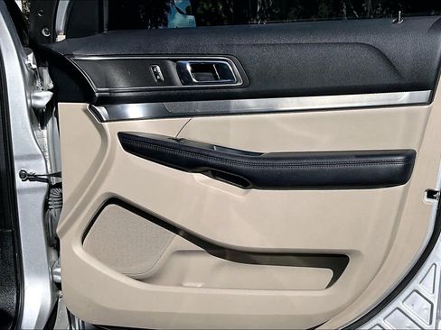 Used 2018 Ford Explorer XLT image 26