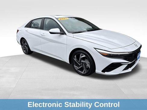 Used 2025 Hyundai Elantra SEL image 10
