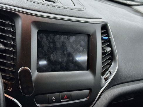 Used 2019 Jeep Cherokee Latitude Plus AWD/4WD image 4