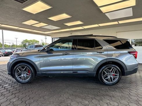 Used 2025 Ford Explorer ST AWD/4WD image 2