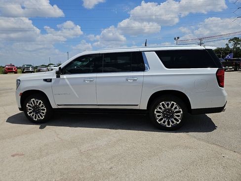 Used 2023 GMC Yukon XL Denali Ultimate AWD/4WD image 3