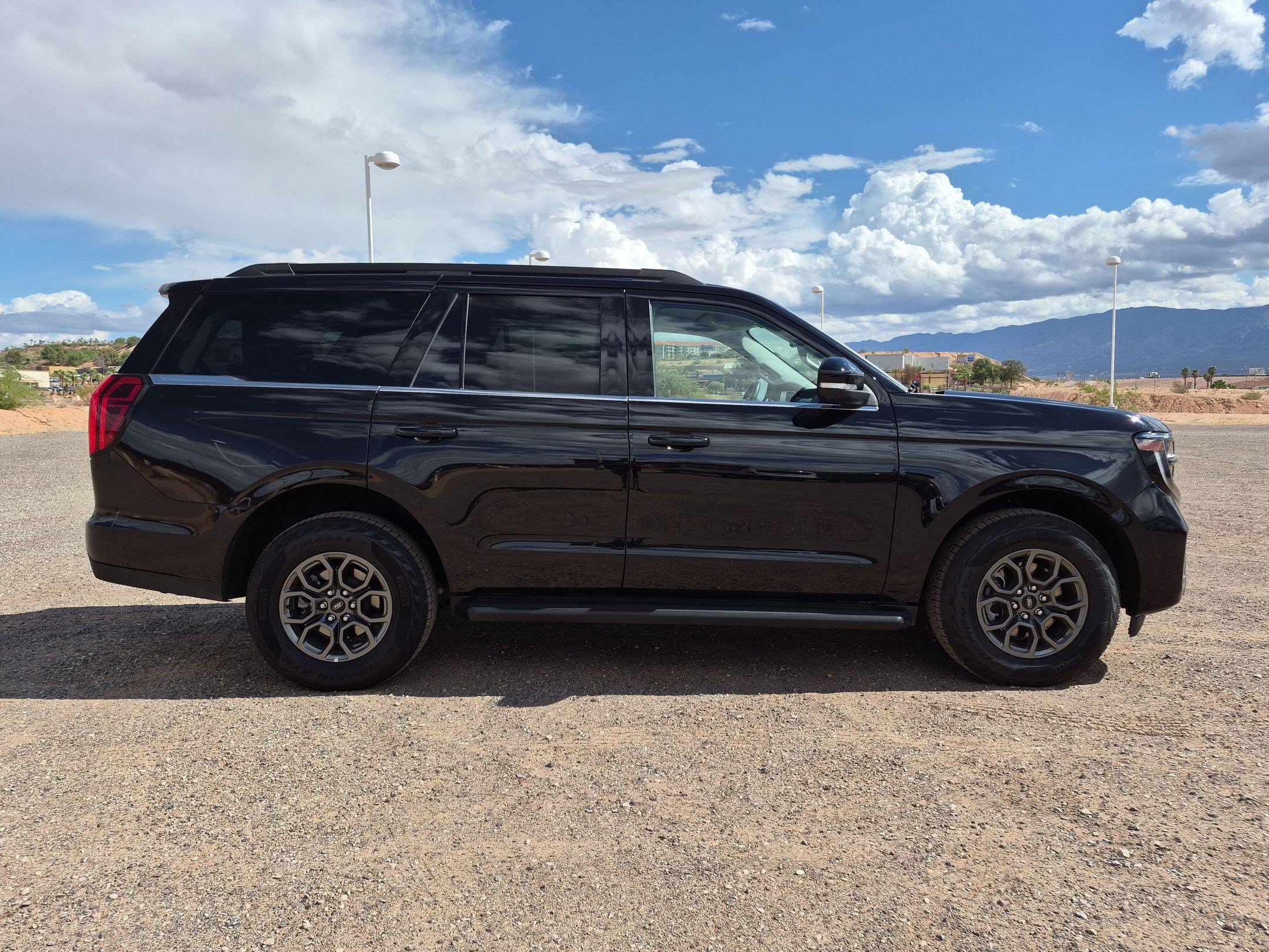 Used 2026 Ford Expedition Active RWD image 3