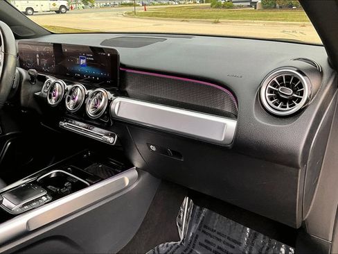 Used 2022 Mercedes-Benz GLB 250 w/ Premium Package Lite image 24