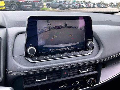 Certified 2025 Nissan Rogue SV image 27