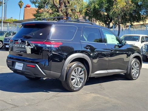 New 2025 Nissan Pathfinder SV image 2