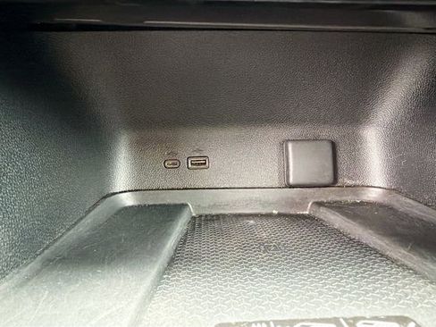 Used 2024 Chevrolet Traverse LT image 30