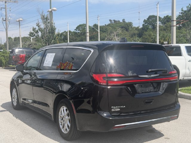 Used 2024 Chrysler Pacifica Touring-L FWD image 4