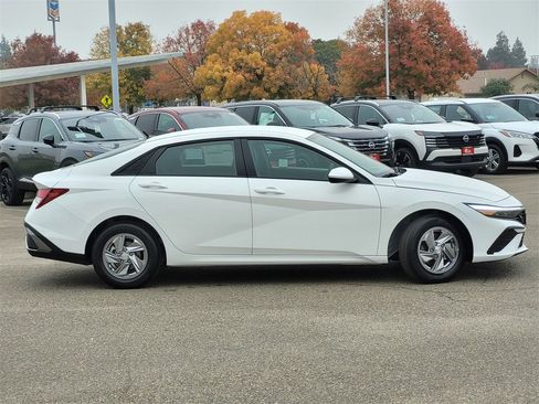 New 2026 Hyundai Elantra SE image 3