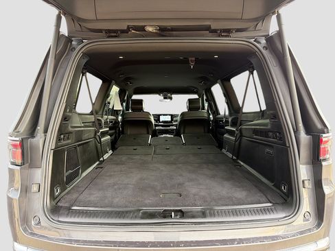Used 2024 Jeep Wagoneer L Series II w/ Flexible Seating Group AWD/4WD image 8