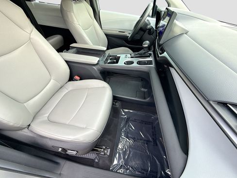 Used 2025 Toyota Sienna XLE FWD image 14