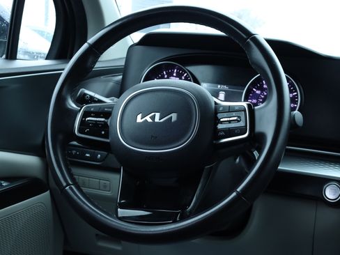 Used 2024 Kia Carnival LX image 8