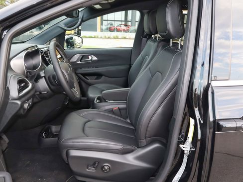 New 2026 Chrysler Pacifica Select image 14