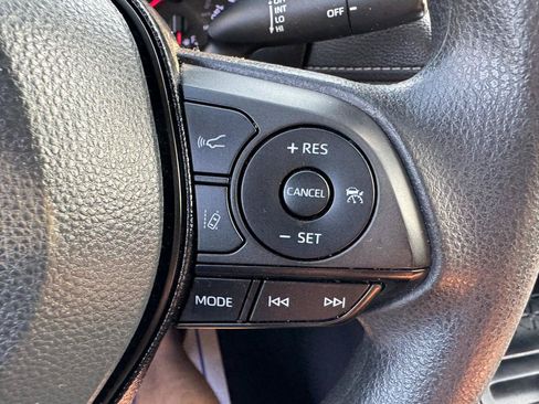 Used 2020 Toyota RAV4 LE FWD image 31