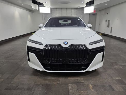 Used 2025 BMW 760i xDrive w/ Executive Package AWD/4WD image 2