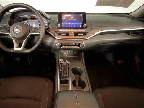 Used 2025 Nissan Altima 2.5 SV FWD image 17