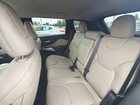 Used 2018 Jeep Cherokee Latitude w/ North All-Season Group AWD/4WD image 9