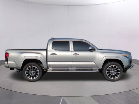 Used 2022 Toyota Tacoma SR AWD/4WD image 9