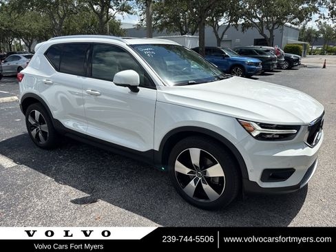 Used 2019 Volvo XC40 T5 Momentum AWD/4WD image 1