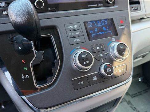 Used 2018 Toyota Sienna LE FWD image 35