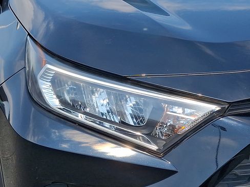 Used 2019 Toyota RAV4 XLE AWD/4WD image 10