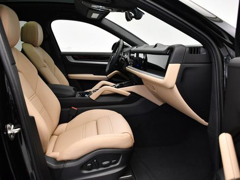 Certified 2025 Porsche Cayenne E-Hybrid Coupe AWD/4WD image 52