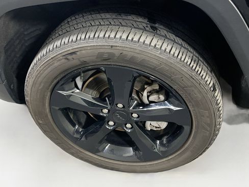 Used 2023 Jeep Grand Cherokee L Altitude image 32