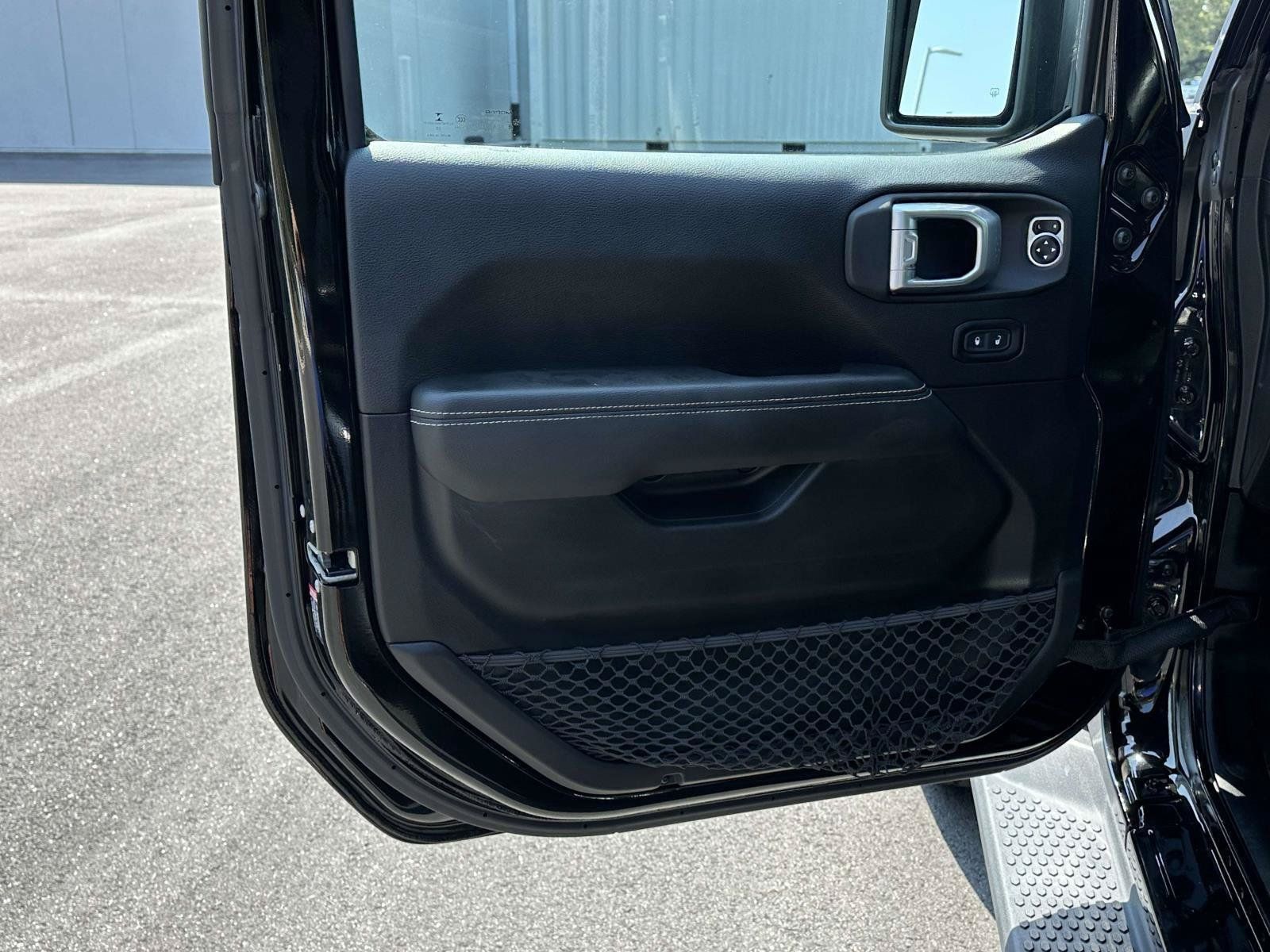 Used 2020 Jeep Wrangler Unlimited Sahara AWD/4WD image 5