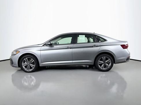Certified 2024 Volkswagen Jetta SE FWD image 4
