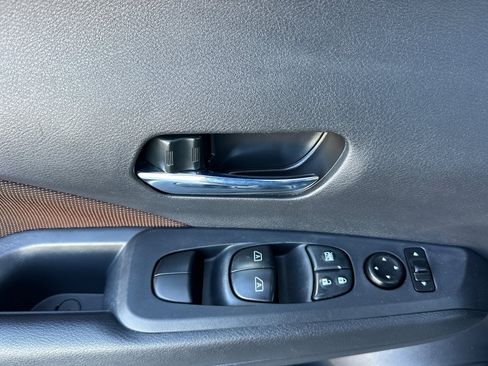 Used 2022 Nissan Kicks SR w/ Interior Electronics Package FWD image 10