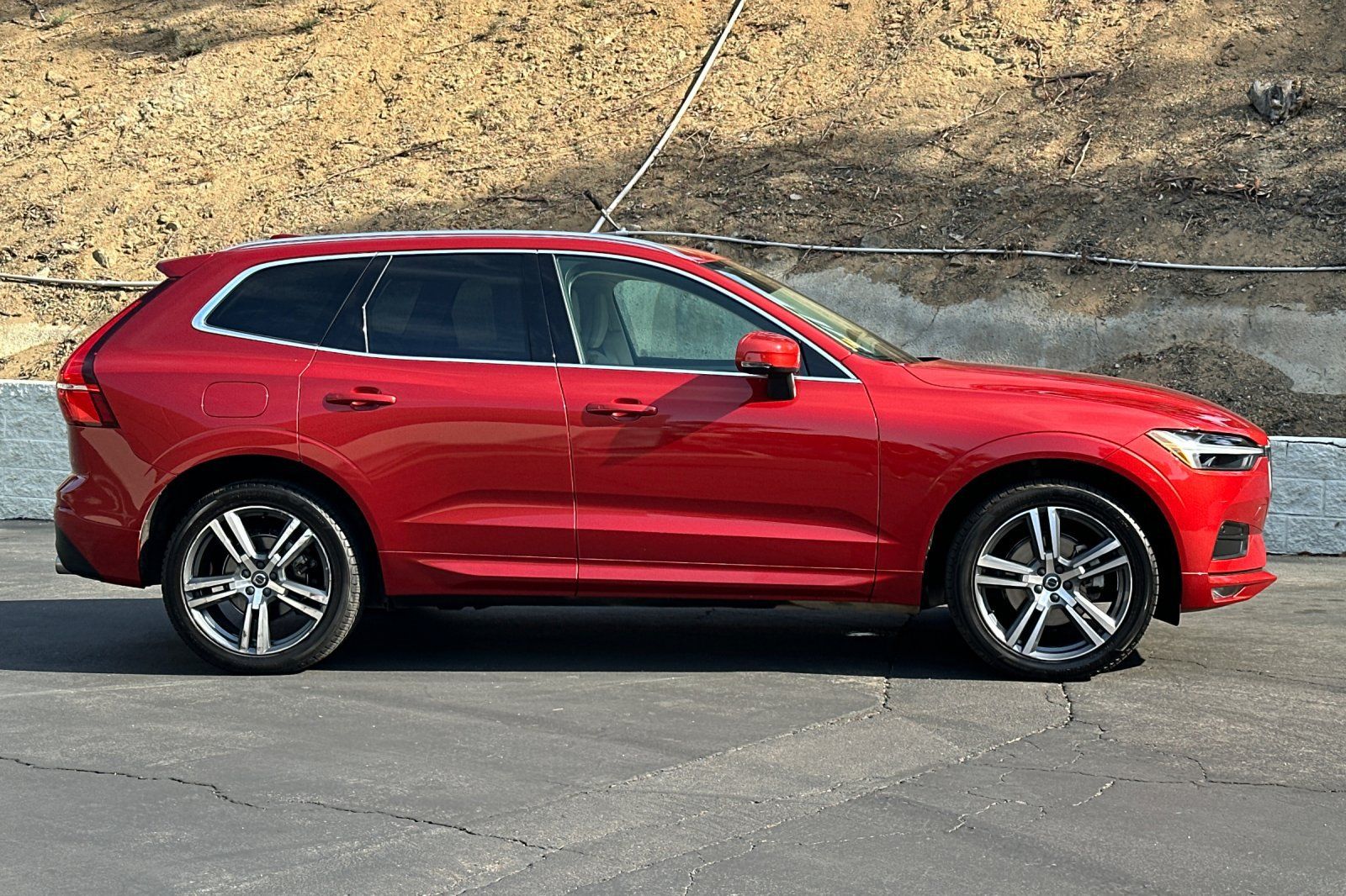 Used 2021 Volvo XC60 T5 Momentum w/ Premium Package FWD image 3
