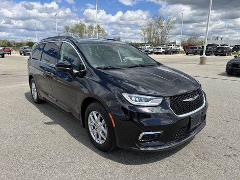 Used 2022 Chrysler Pacifica Touring-L FWD image 10