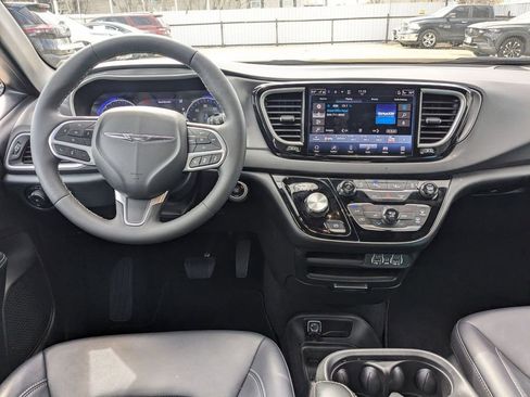 Used 2025 Chrysler Pacifica Select image 24