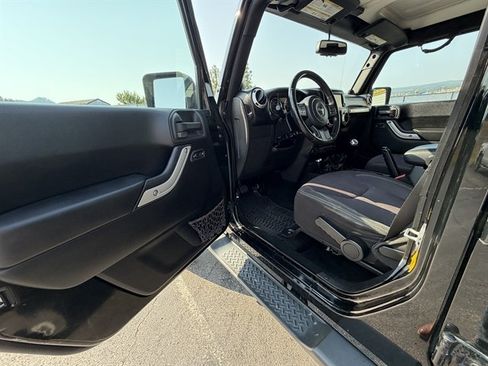 Used 2013 Jeep Wrangler Unlimited Sahara w/ Connectivity Group AWD/4WD image 18
