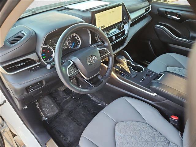 Used 2023 Toyota Highlander Bronze Edition FWD image 13