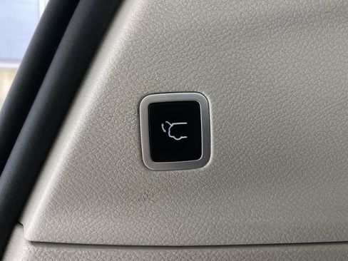 Used 2022 Chrysler Pacifica Touring-L image 14