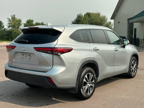 Used 2020 Toyota Highlander XLE AWD/4WD image 6