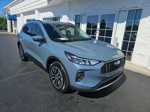 Used 2025 Ford Escape SE FWD image 2