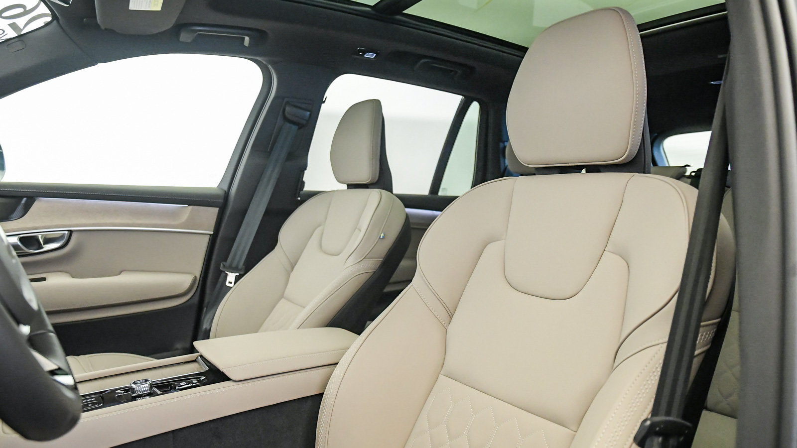 Certified 2026 Volvo XC90 B6 Plus w/ Protection Package AWD/4WD image 18