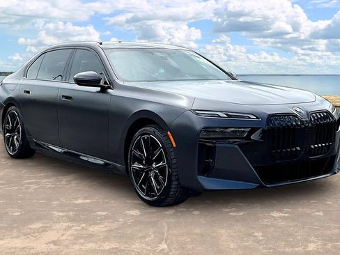 Used 2023 BMW i7 xDrive60 AWD/4WD image 3