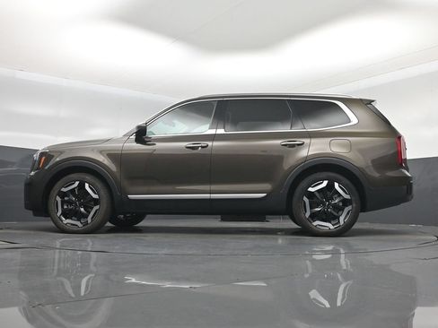 Certified 2025 Kia Telluride S FWD image 15